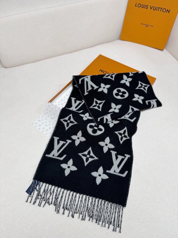 LV Essential scarf M77853