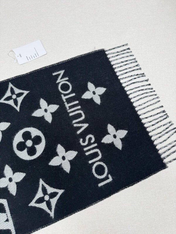 LV Essential scarf M77853