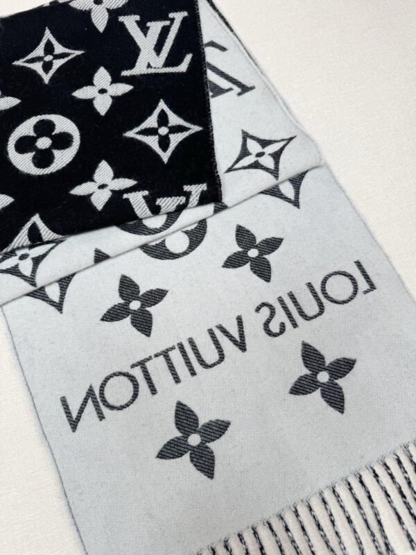 LV Essential scarf M77853