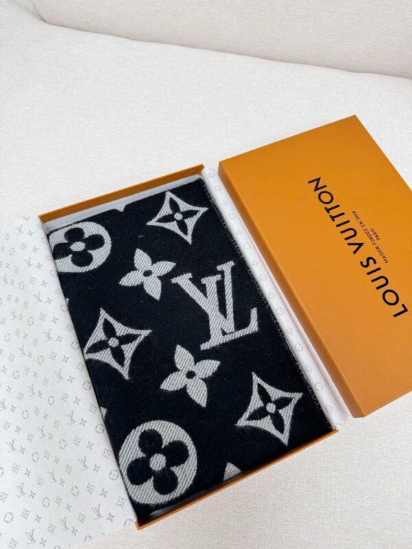 LV Essential scarf M77853