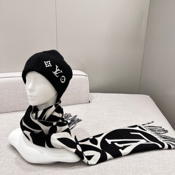 M79212 (3) LV MEDALLION Scarf M79212