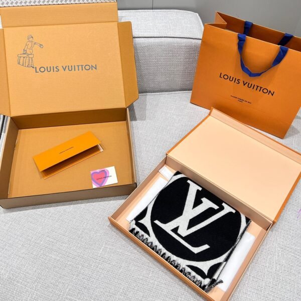 M79212 (7) LV MEDALLION Scarf M79212