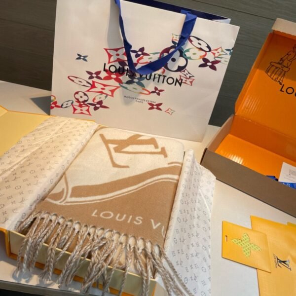 LOUIS VUITTON Lock And Keys Scarf S00