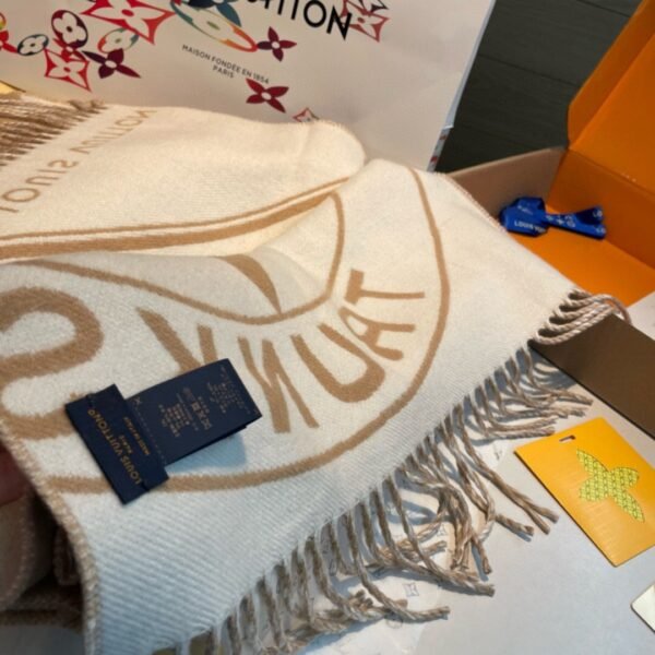 LOUIS VUITTON Lock And Keys Scarf S00