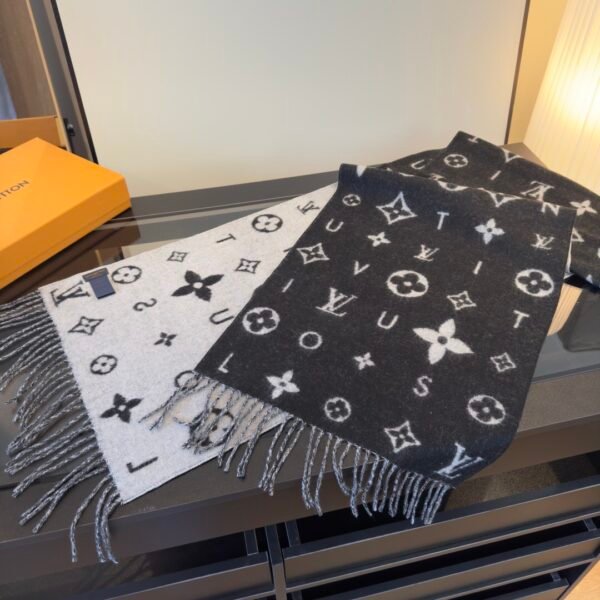 M97143 (3) LV Reykjavik 2.0 scarf M97143