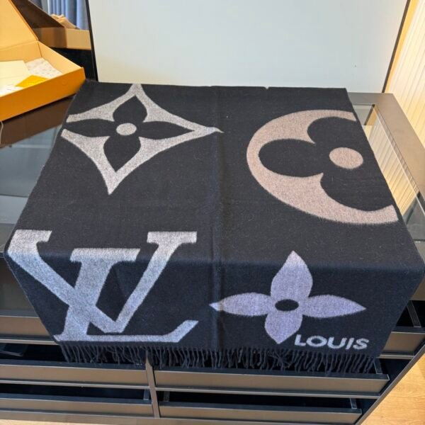 LOUIS VUITTON Snowy Kaleidoscope Scarf M97179