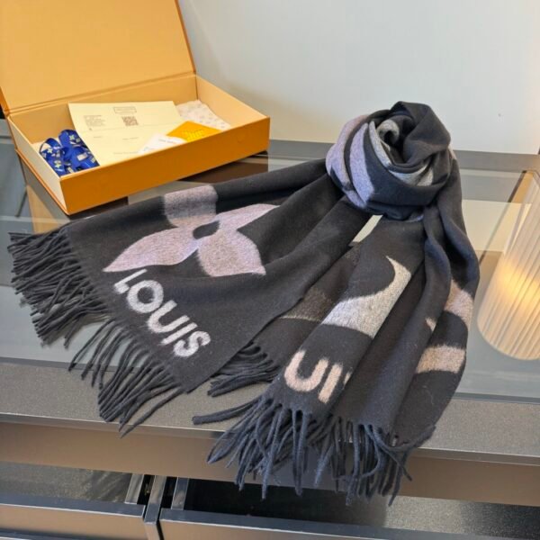 LOUIS VUITTON Snowy Kaleidoscope Scarf M97179