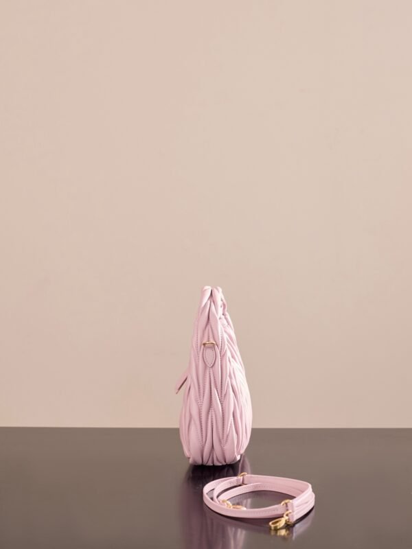 5BC125_AB7O_F0924_V_OOY (4) Wander matelassé suede bag 5BC125_AB7O_F0924_V_OOY