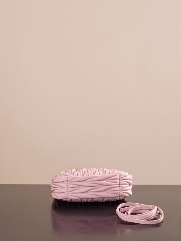 5BC125_AB7O_F0924_V_OOY (6) Wander matelassé suede bag 5BC125_AB7O_F0924_V_OOY