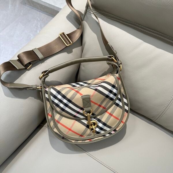 BURBERRY Small B-shaped buckle messenger bag